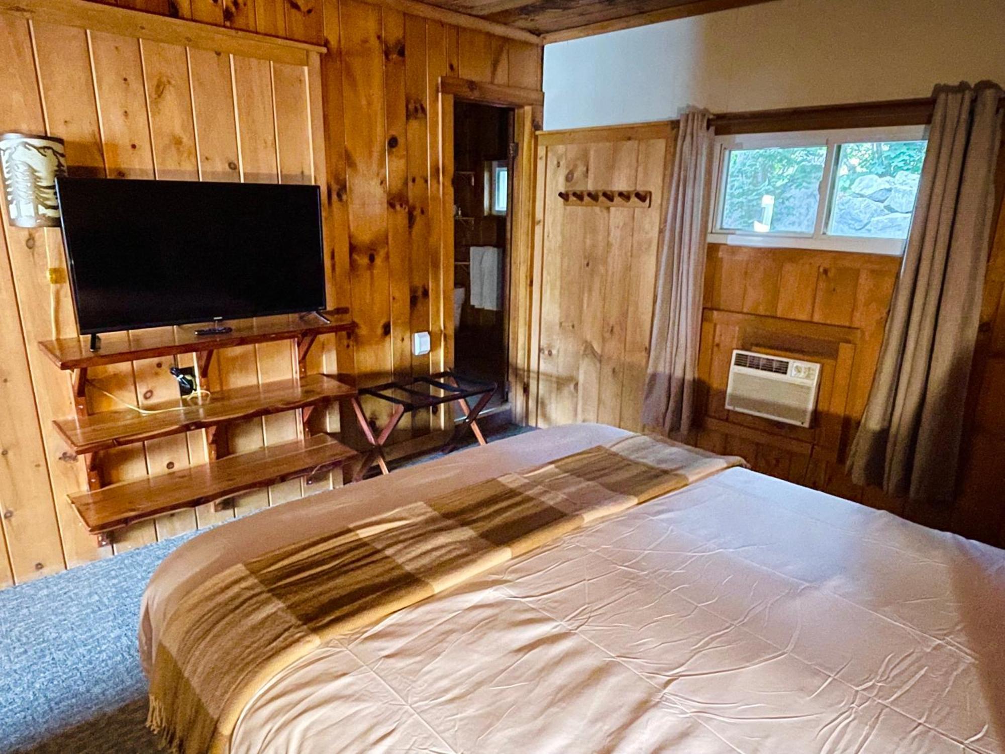 Waters Edge Lodge Lake George Exterior photo