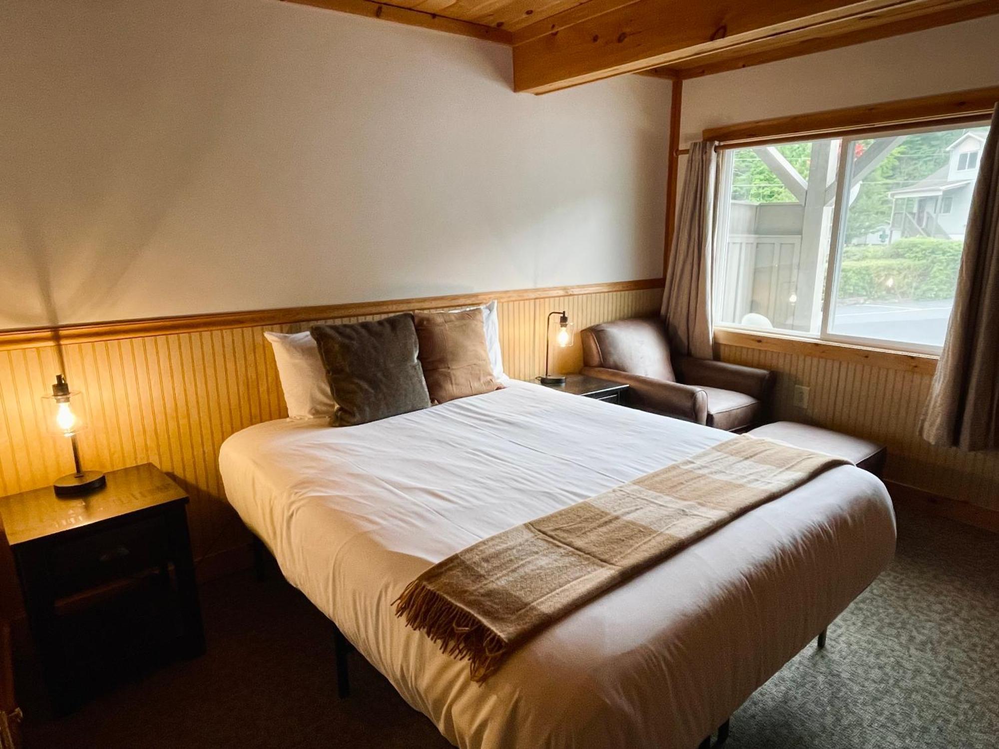 Waters Edge Lodge Lake George Exterior photo