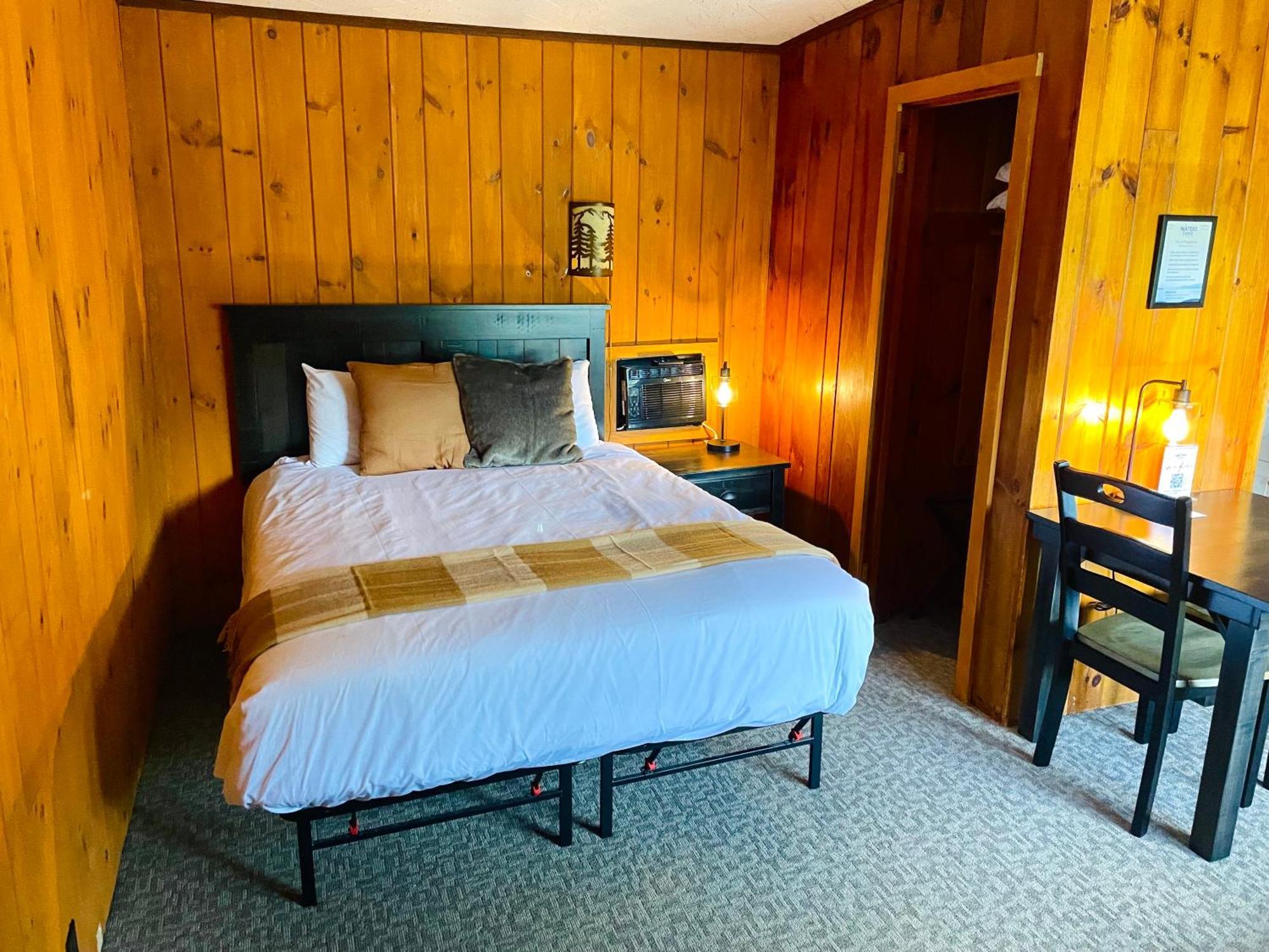 Waters Edge Lodge Lake George Exterior photo