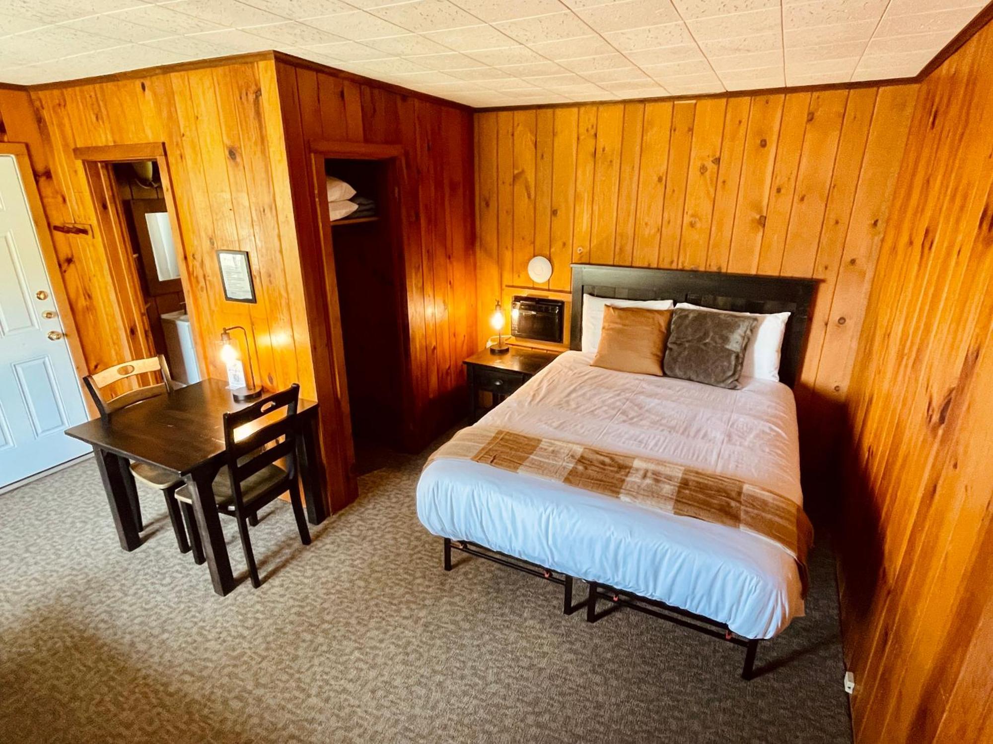 Waters Edge Lodge Lake George Exterior photo
