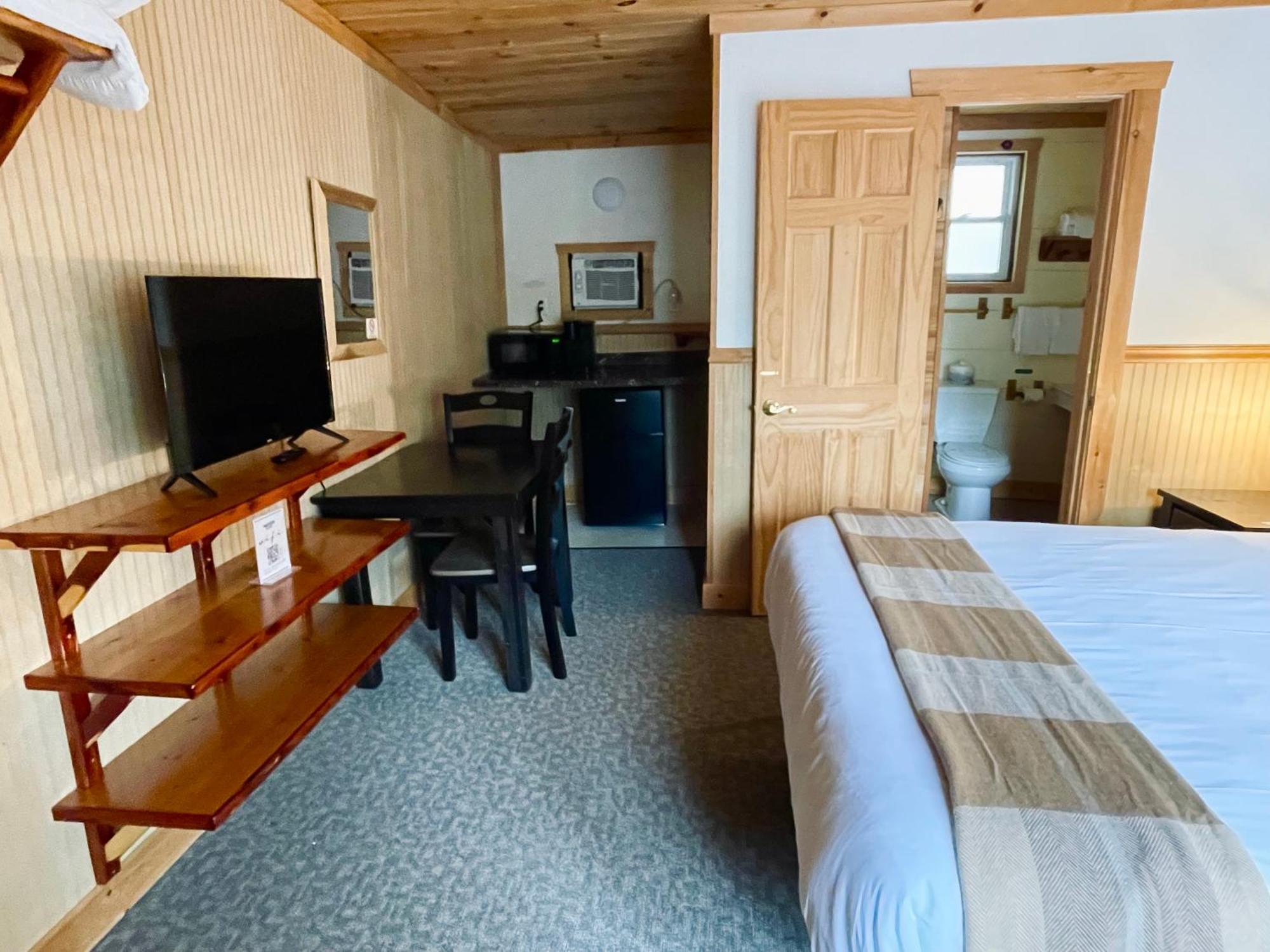 Waters Edge Lodge Lake George Exterior photo