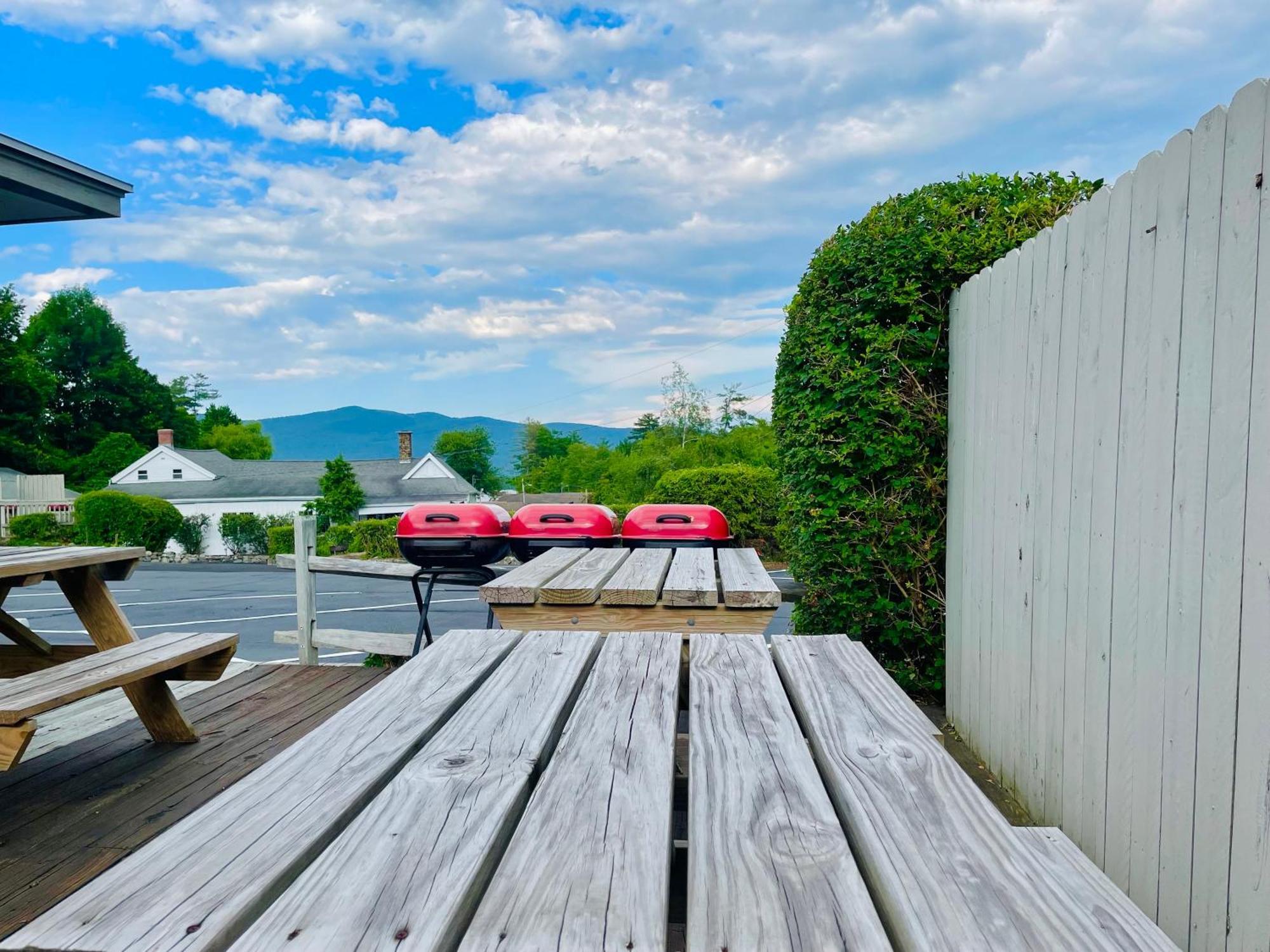 Waters Edge Lodge Lake George Exterior photo